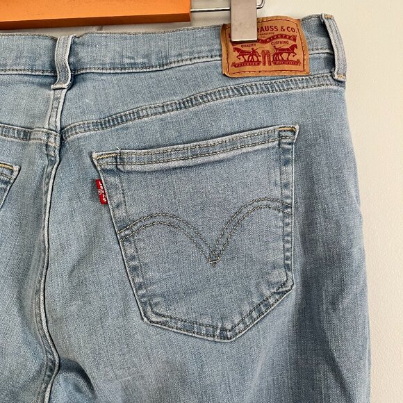 Levi's Mid Rise Boyfriend Jeans in Hold it Down Light Wash, Size 31/30 - Picture 8 of 14